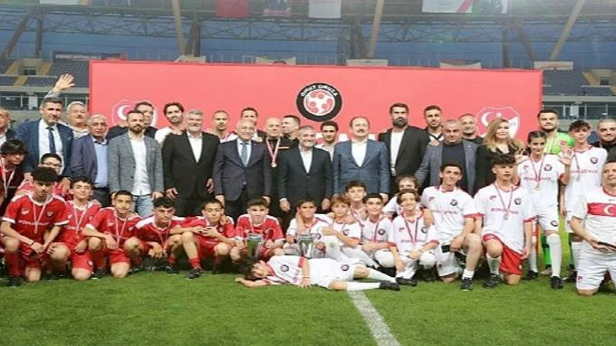 Futbolseverler Mersin'de Depremzedeler İçin Omuz Omuza Verdi