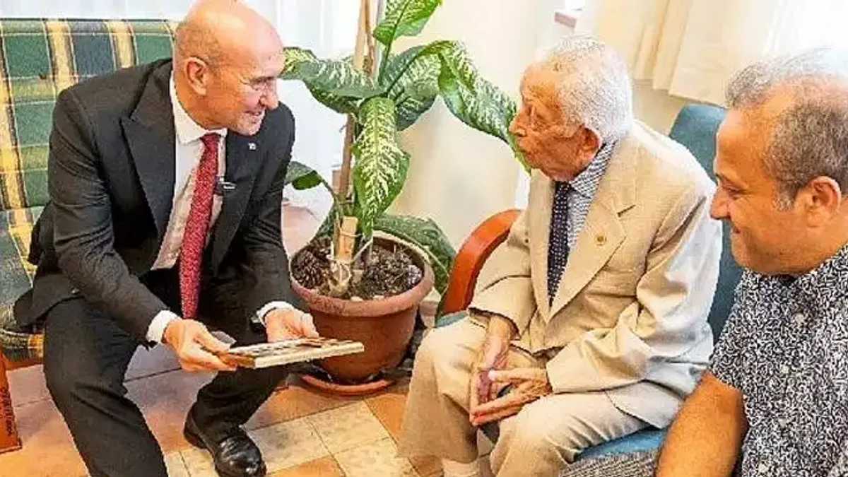 Başkan Soyer asırlık çınar İsmail İnceboy'u ziyaret etti