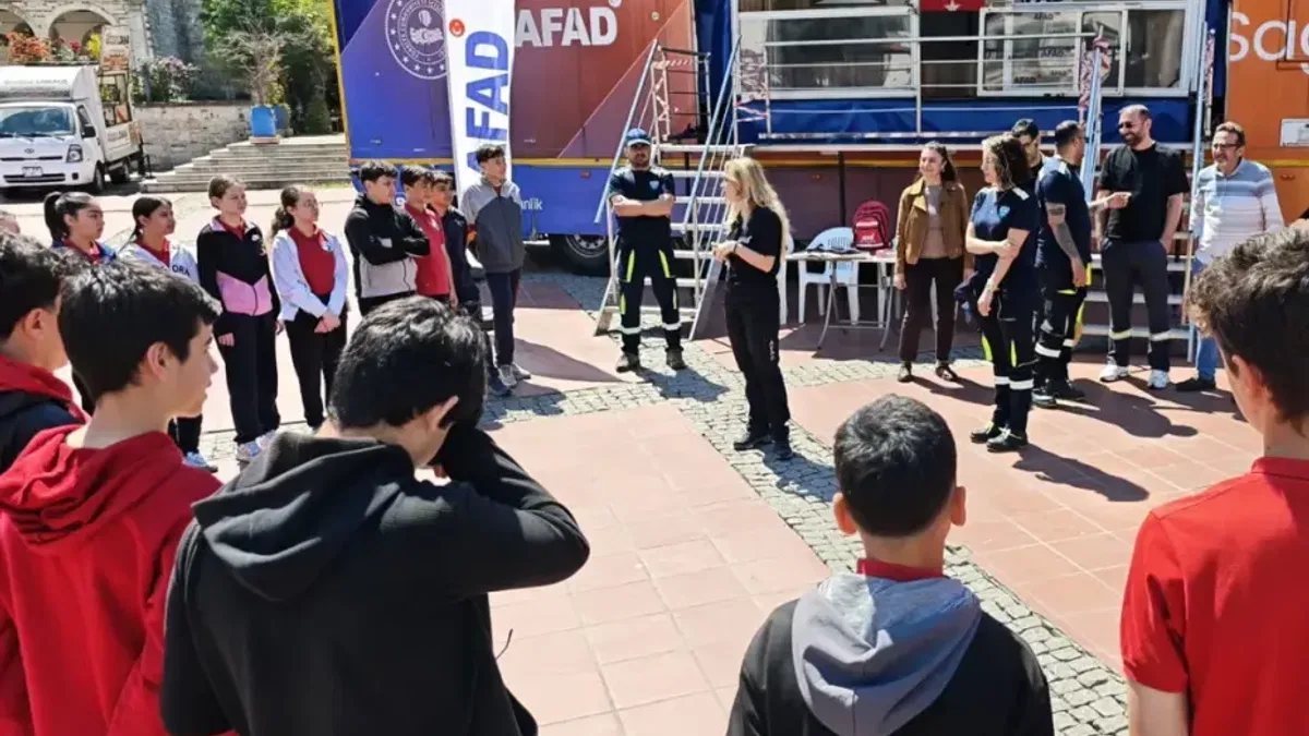İzmir Aliağa'da deprem simülasyon tırı vatandaşla buluştu