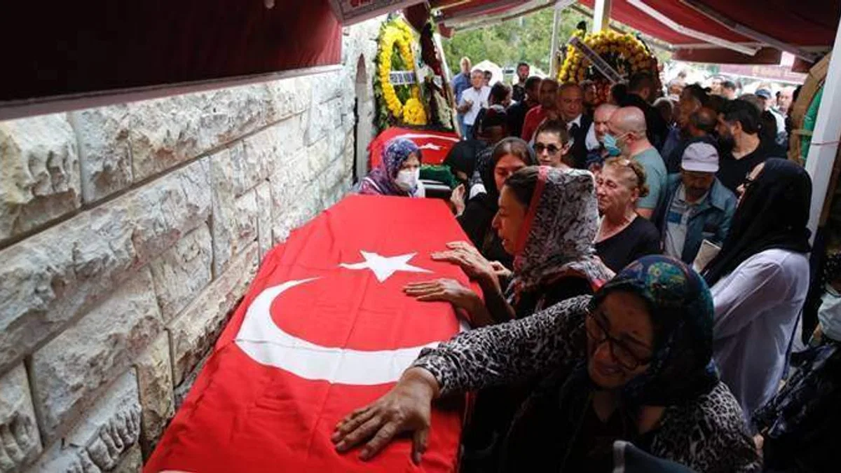 Balıkesir'de kazada hayatını kaybeden iş insanı ve eşi toprağa verildi