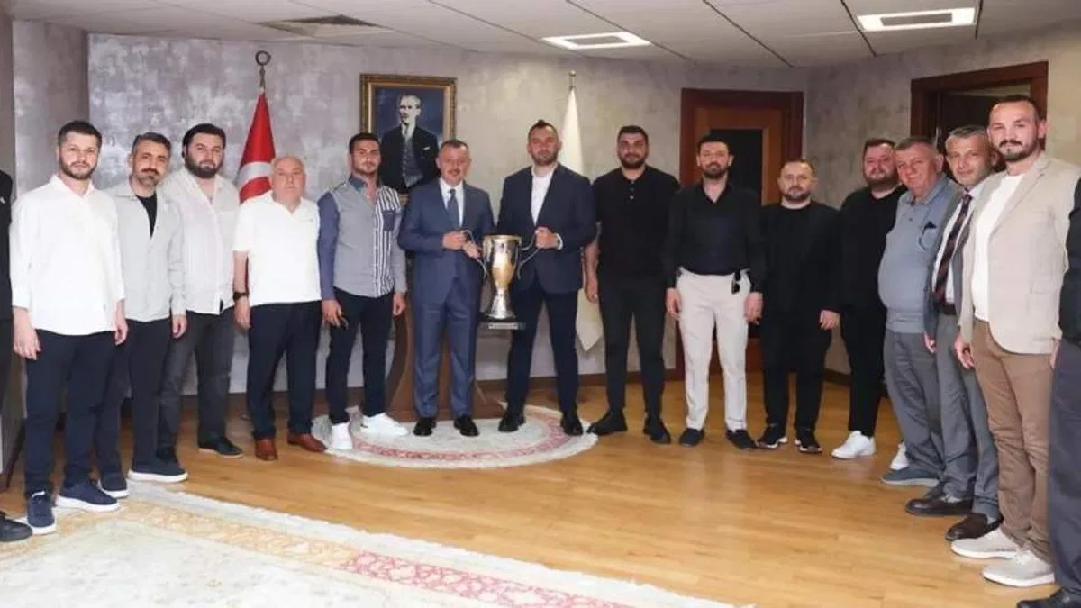 Şampiyon Gölcükspor kupasıyla Başkan Büyükakın’a geldi