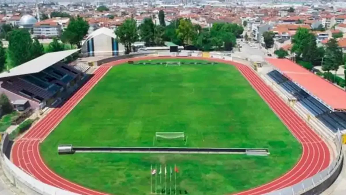 Bursa İnegöl İlçe Stadyumu zemini bakıma alındı