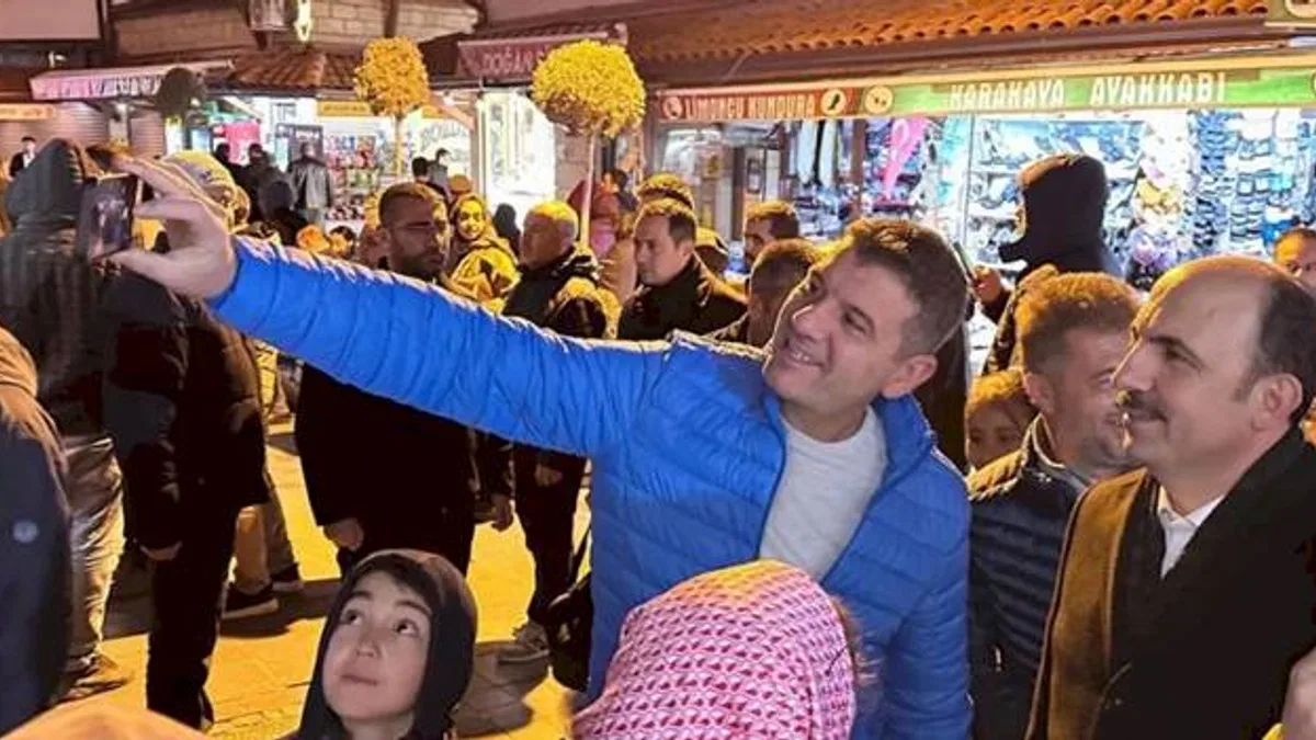 Konya'da son teravih sonrası çarşıda vatandaşlarla buluştu