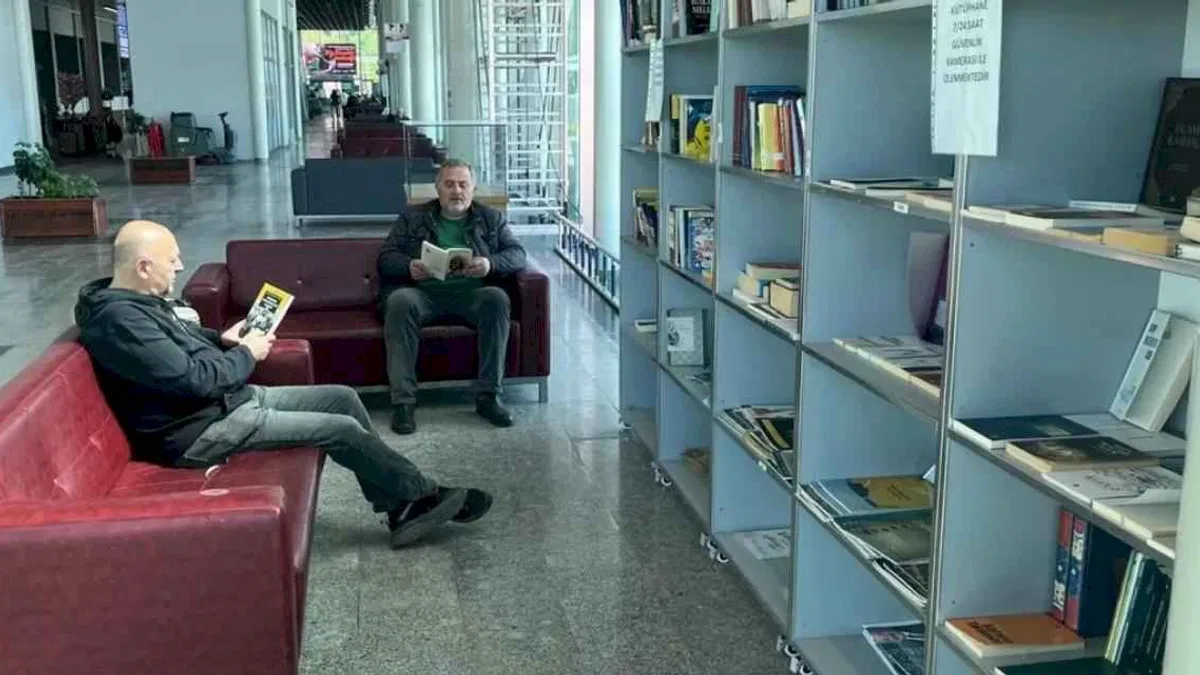 Ordu'da yolcular otobüslerini kitap okuyarak bekliyor