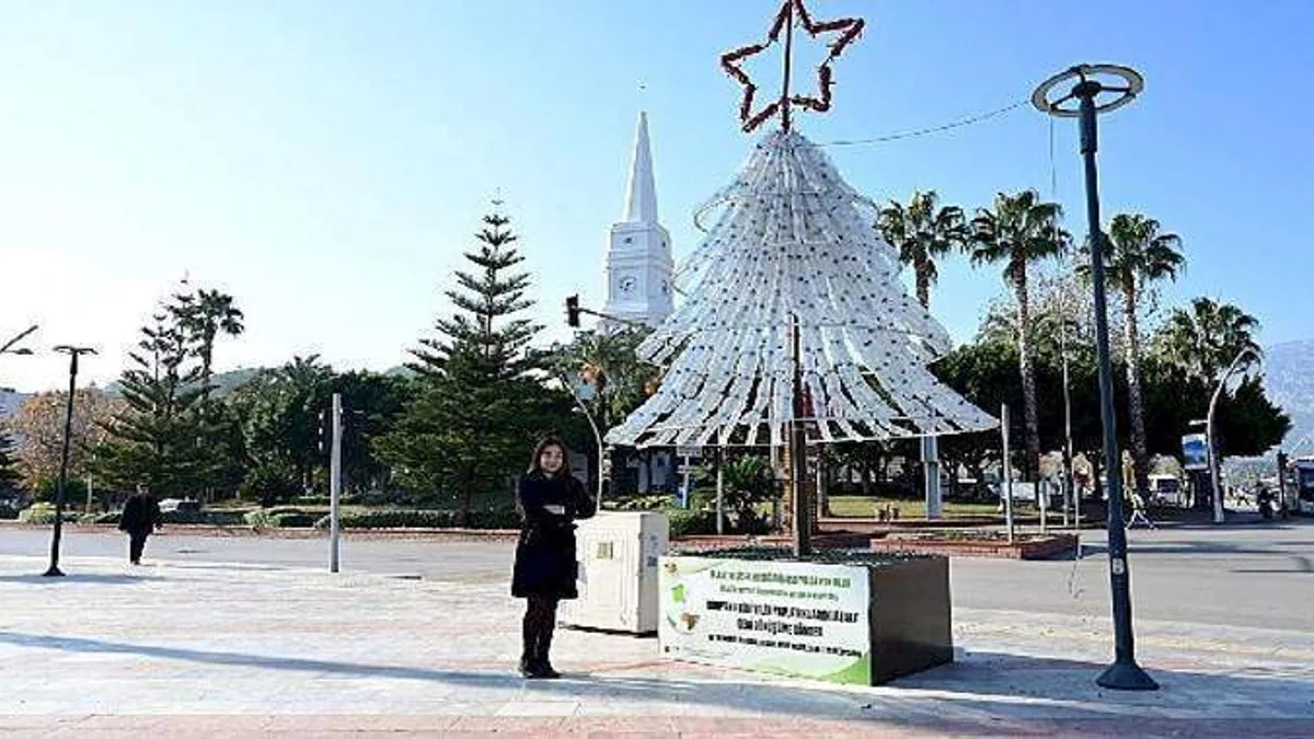 Atıklardan yapılan yılbaşı ağacı büyük ilgi görüyor