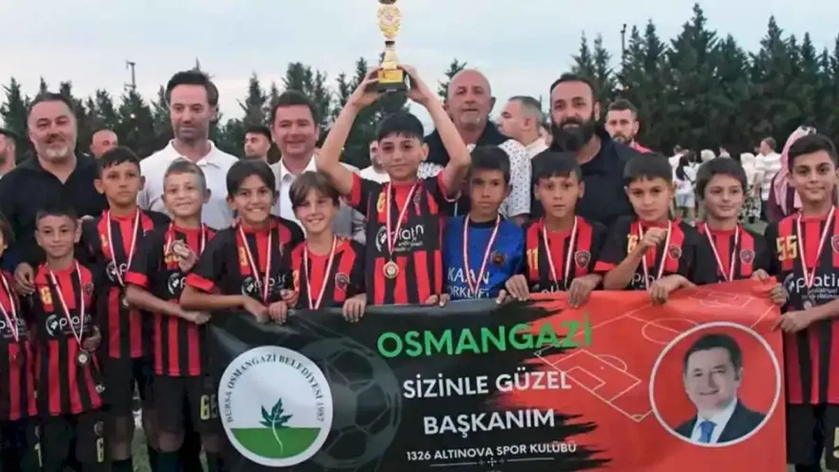 Bursa Osmangazi’de minik yetenekler futbol şöleninde buluştu