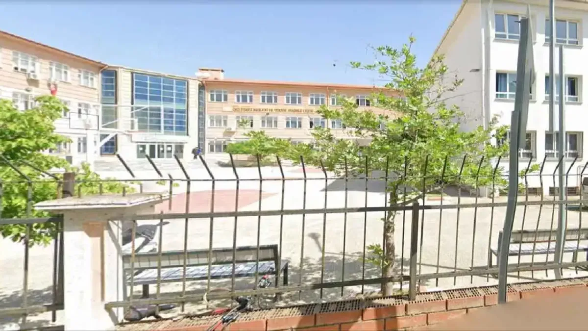 Manisa'da liseye silahlı saldırı! Yaralılar var, saldırgan gözaltına alındı