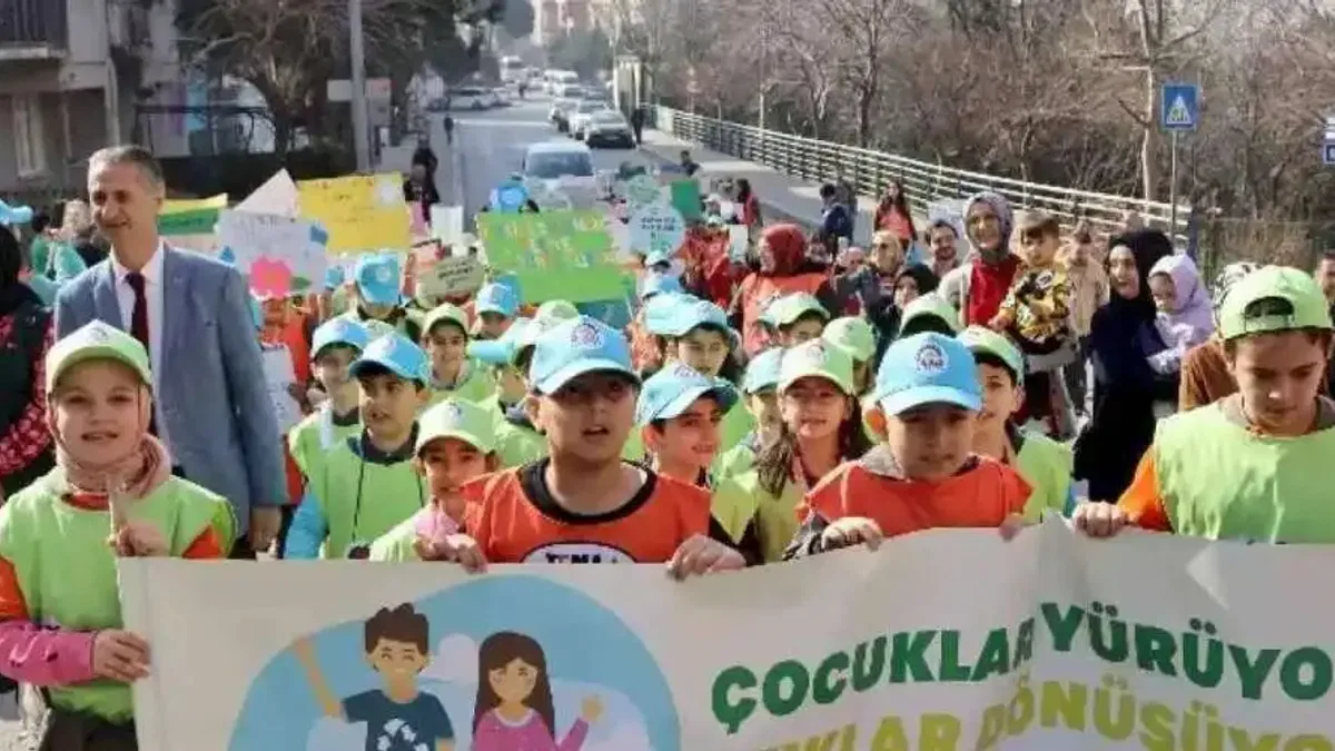 Gebzeli çevreci miniklerden sıfır atık farkındalık yürüyüşü