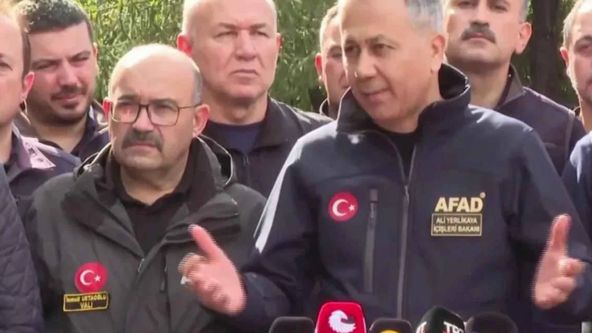 Bakan Yerlikaya Sındırgı’dan son durumu açıkladı... Balıkesir'e acil ihtiyaçlar için 25 milyon TL