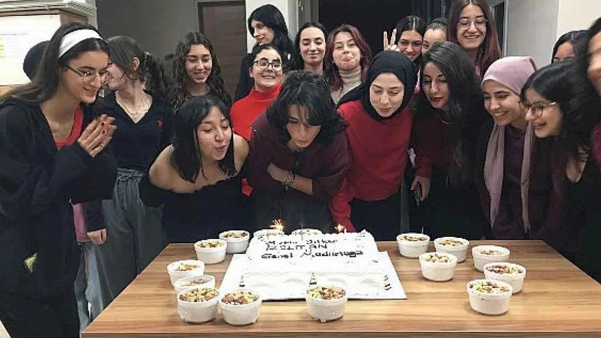 Sosyal Tesislerde kalan gençler yılbaşı gecesi yalnız bırakılmadı