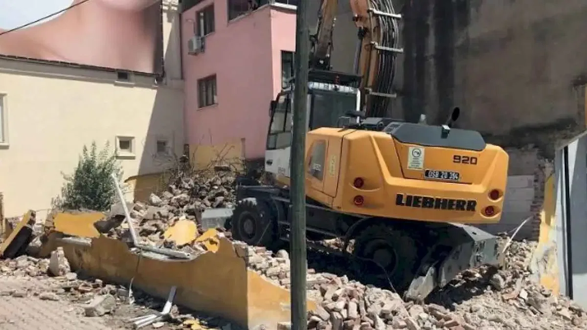 Bursa Osmangazi'de kaçak gecekonduya yıkım!