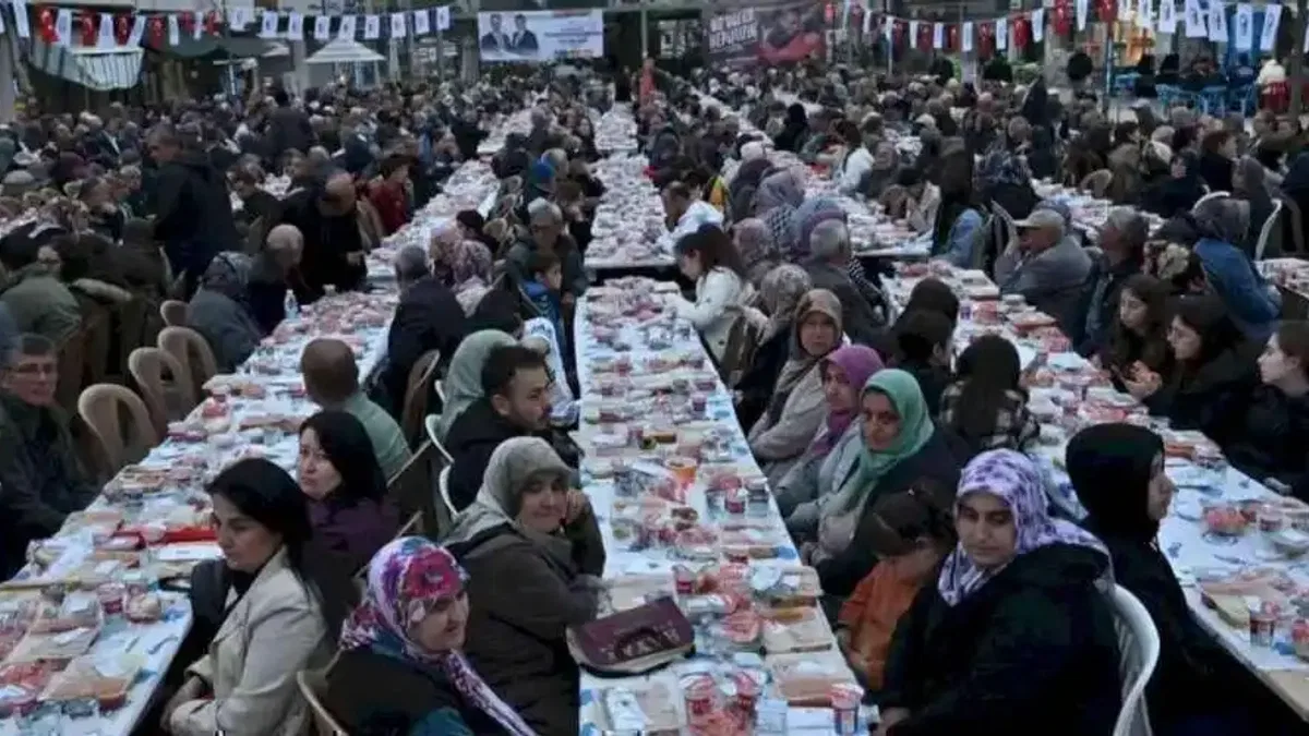 Manisa'da Ramazan’ın bereketini Köprübaşı’nda paylaştı