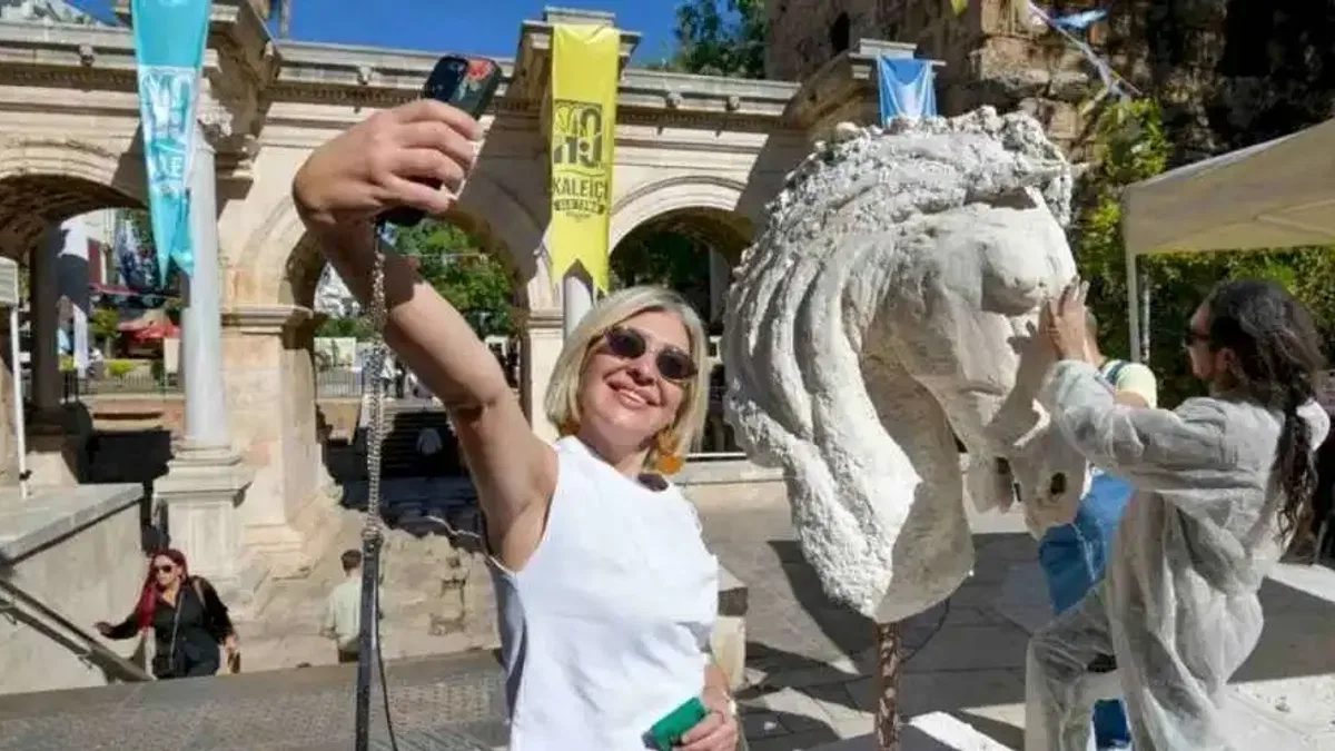 Sanatın kalbi Antalya Kaleiçi'nde arttı