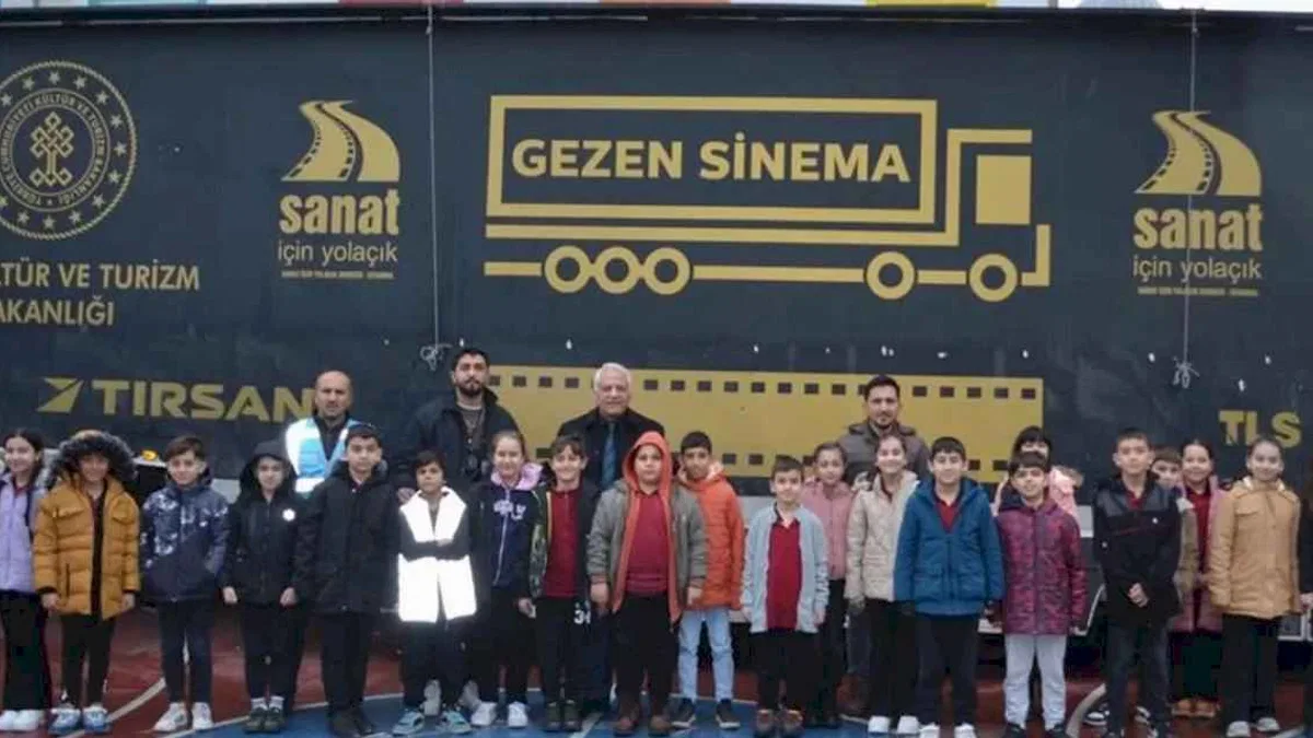 Gezen Sinema yüzlerce durağın heyecanı oldu... Sinemanın rotası Başkent'ten Doğu'ya oldu