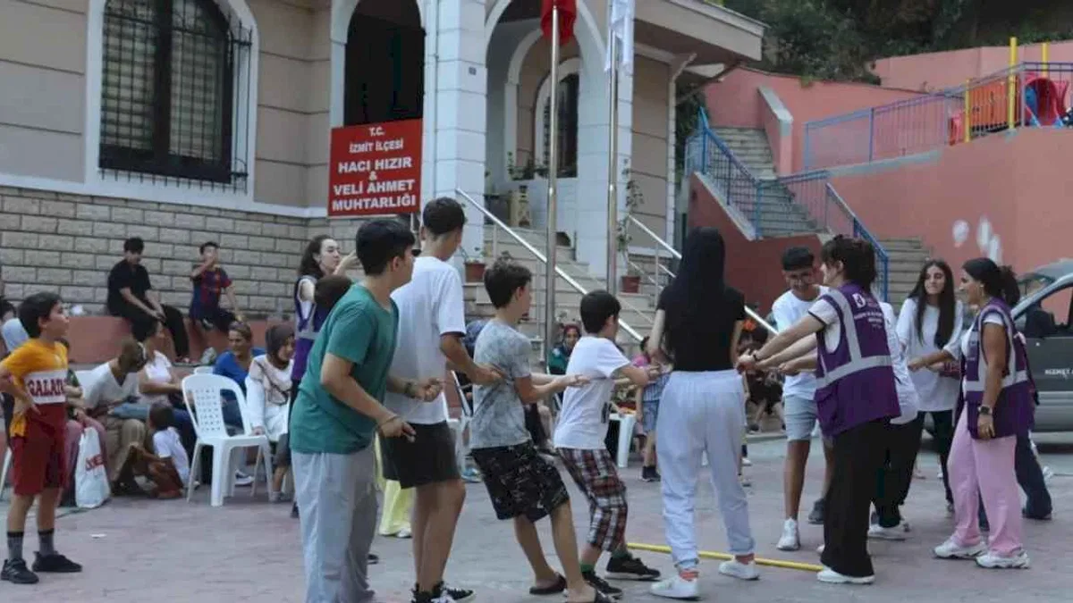 İzmit'in mahallelerinde geleneksel şenlikte binlerce çocuk buluştu