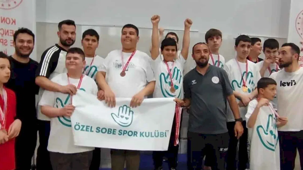 Otizmli yüzücü Alper’den 13 farklı stilde 13 şampiyonluk