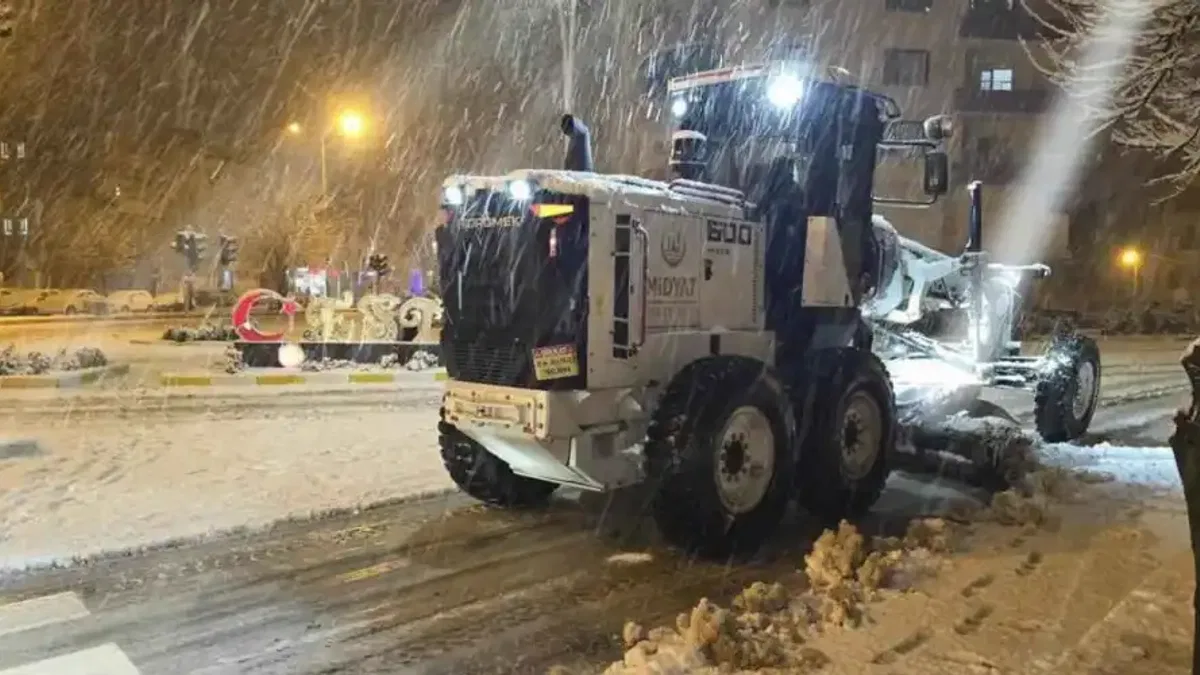 Mardin Midyat'ta karlar temizleniyor