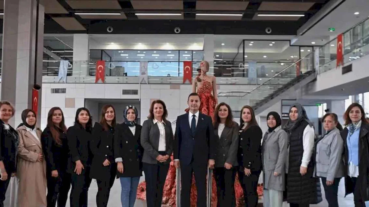 Balıkesirli kadınlardan 10 bin 10 çınar yaprağından gelinlik