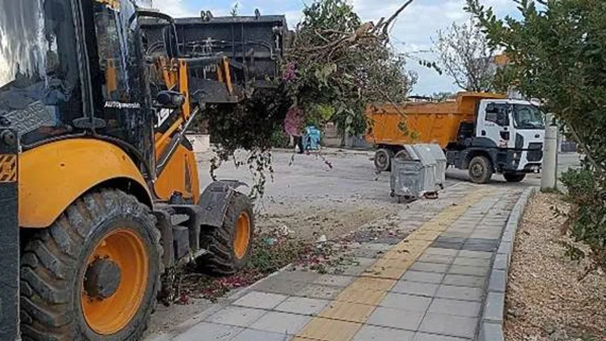 Yenişehir Belediyesi budama ve moloz atıklarını periyodik olarak topluyor