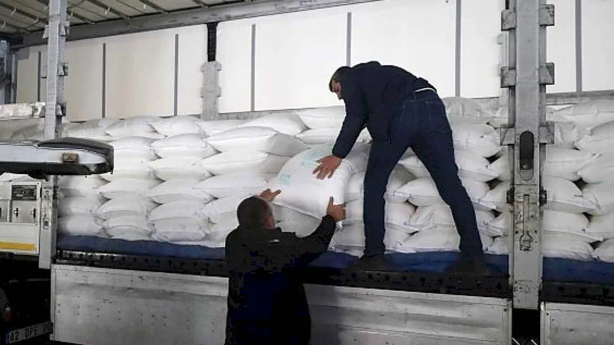 Büyükşehir'den 169 ton arı yemi desteği