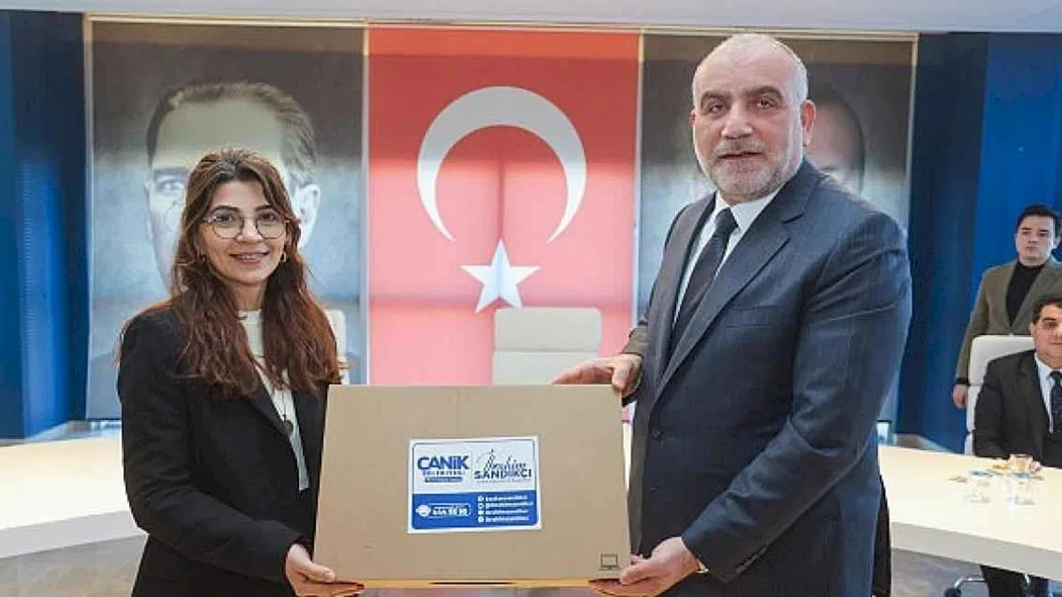 Başkan İbrahim Sandıkçı'dan Öğretmenlere Laptop