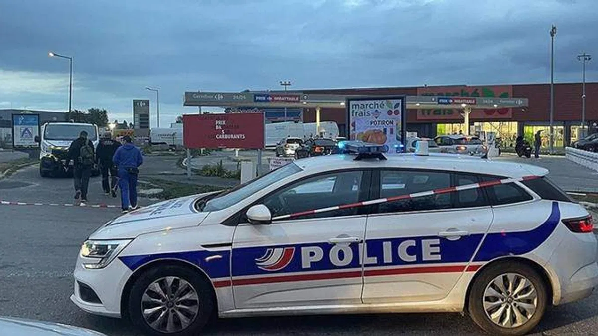Fransa'da sendikalar, hükümetin 'zorla çalıştırma' emrine uymayacak