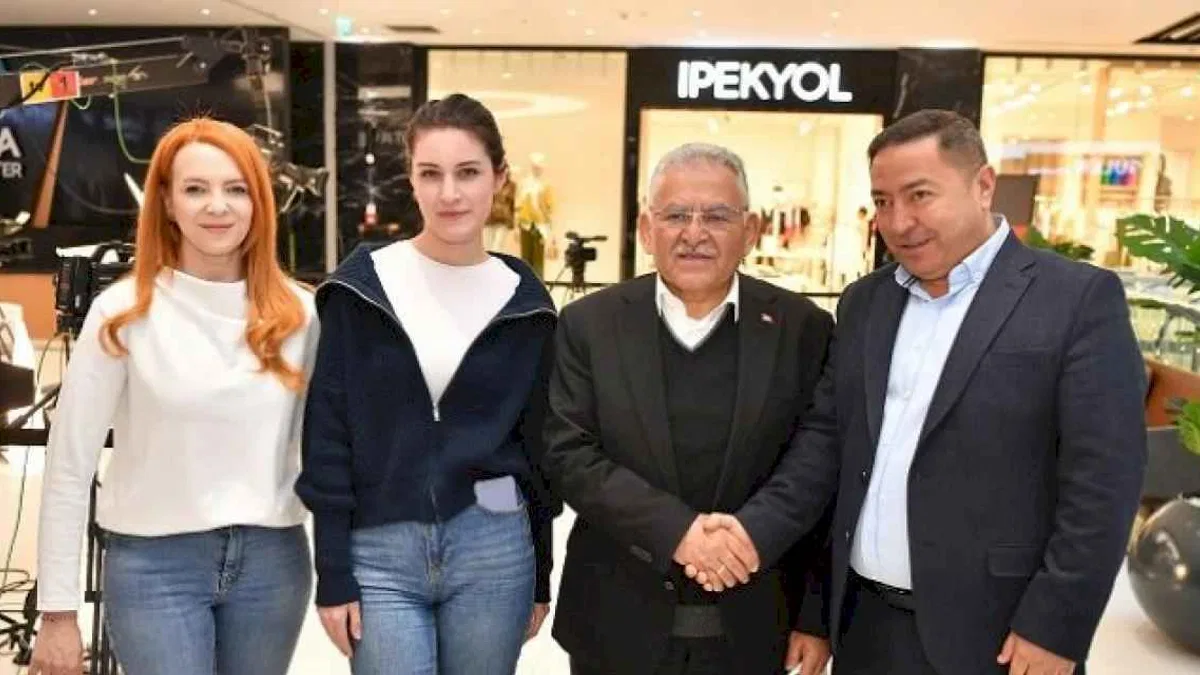 Başkan Büyükkılıç’a “AVM” ziyaretinde gençlerden yoğun ilgi