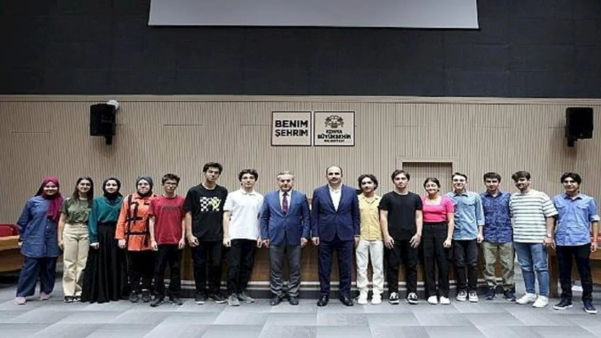 Başkan Altay YKS'de İlk 100'e Giren Konyalı Öğrencilerle Bir Araya Geldi