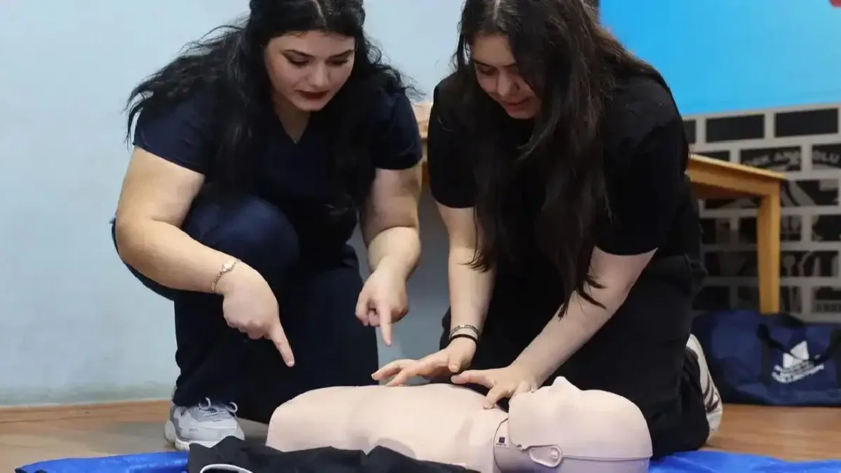 Sakarya'da öğrencilere Büyükşehir'den uygulamalı ilkyardım