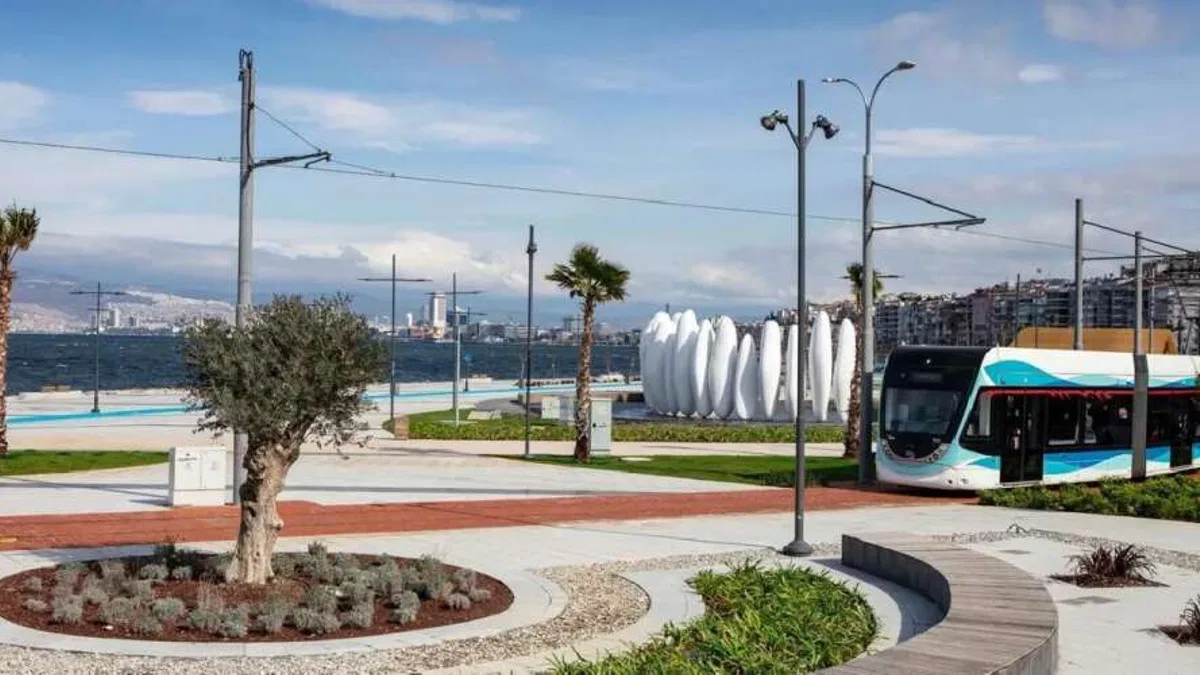İzmir’in parklarında bayram öncesi bakım mesaisi