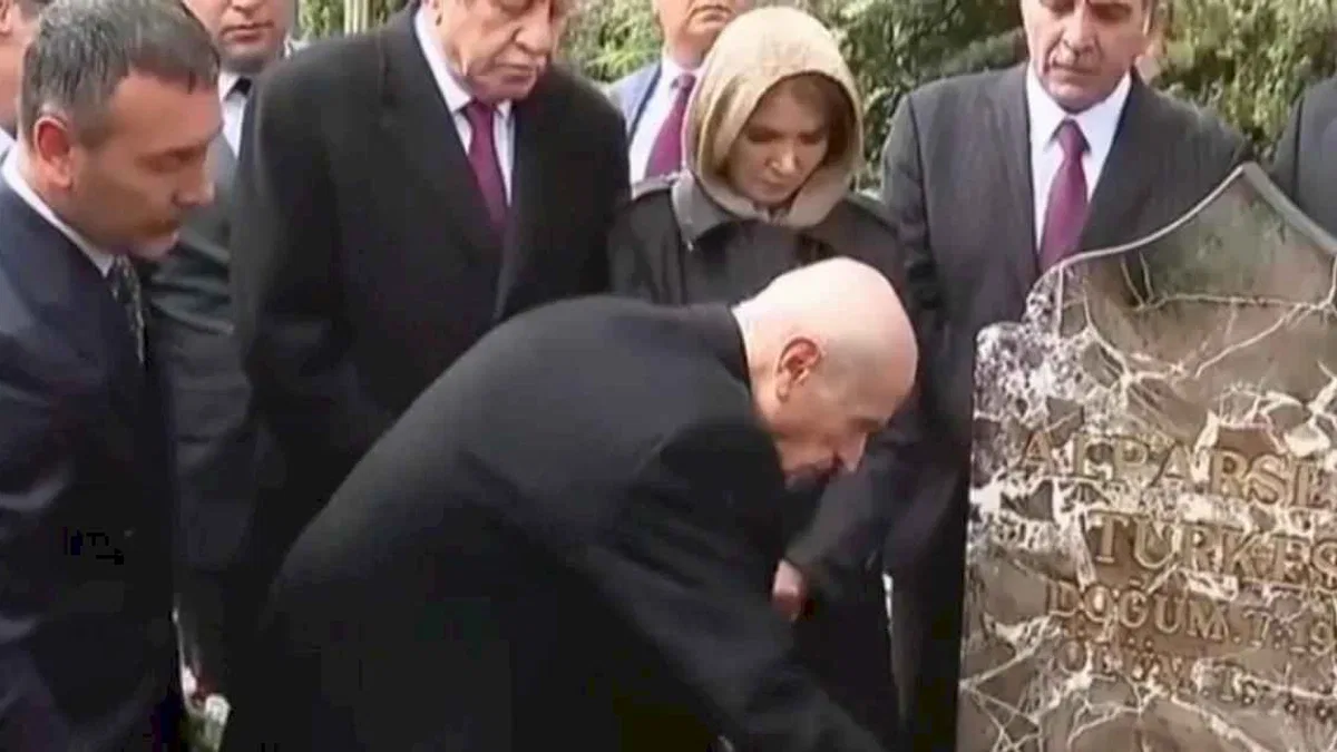 Devlet Bahçeli, Türkeş'in kabrini ziyaret etti
