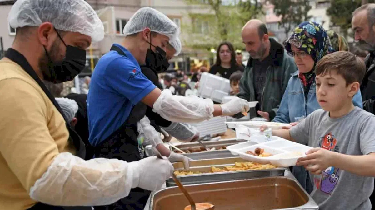 Bursa Yeşilova Mahallesi’nde 1000 kişilik iftar sofrası