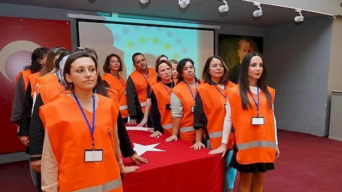 38 saatlik temel ilk yardım kursunu başarıyla tamamladılar