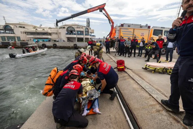 İzmir'de arabalı yolcu gemisinde tatbikat