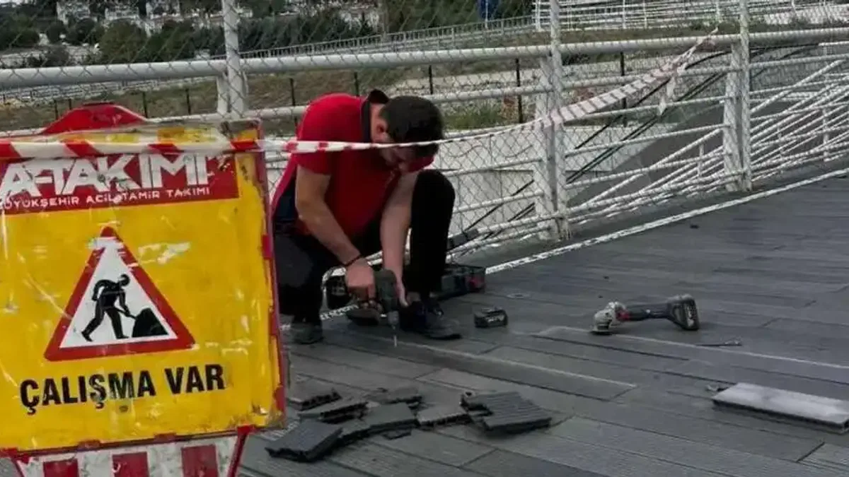 Kocaeli Şehir Hastanesi üst geçidinde hummalı çalışma