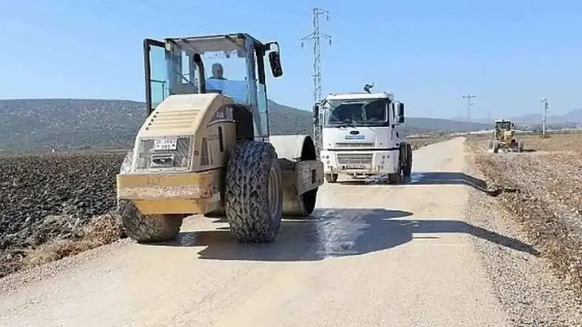 Menderes Belediyesi, İzmir Büyükşehir Belediyesi'nin destekleri ile mahallelerde üretim yolları yapıyor.