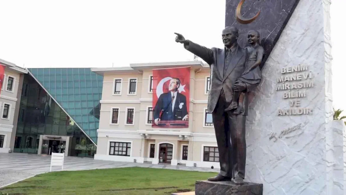 Bursa'da Osmangazililer Ata’yı belediye önündeki anıtta anacak