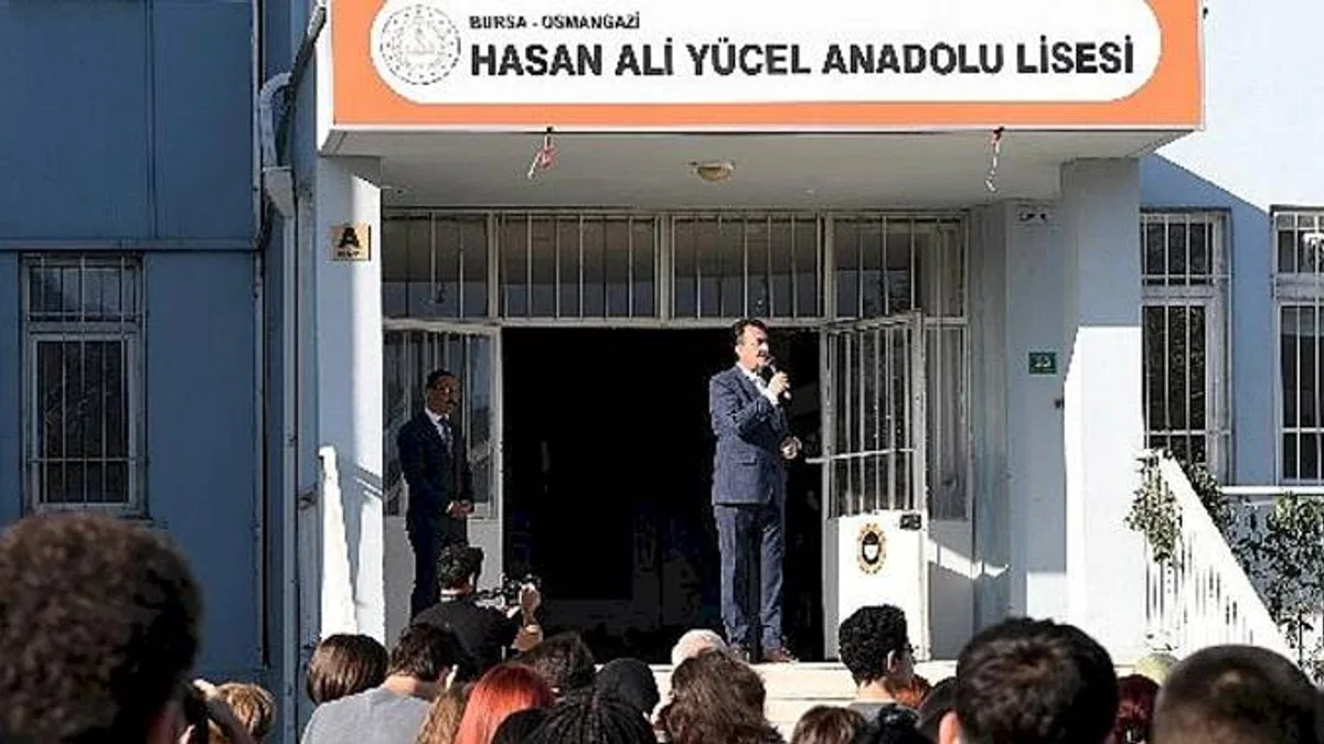 Lise öğrencilerine yardımcı kitap desteği Başkan Dündar'dan öğrencilere kitap seti