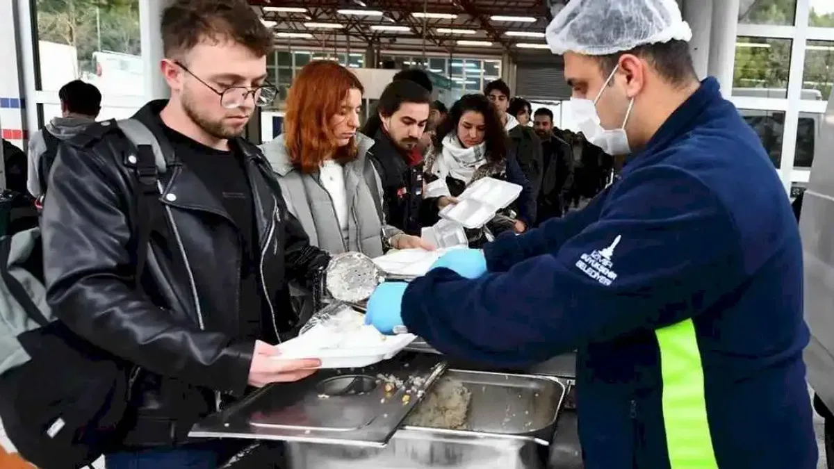 İzmir Büyükşehir'den üniversite öğrencilerine sıcak yemeğe devam