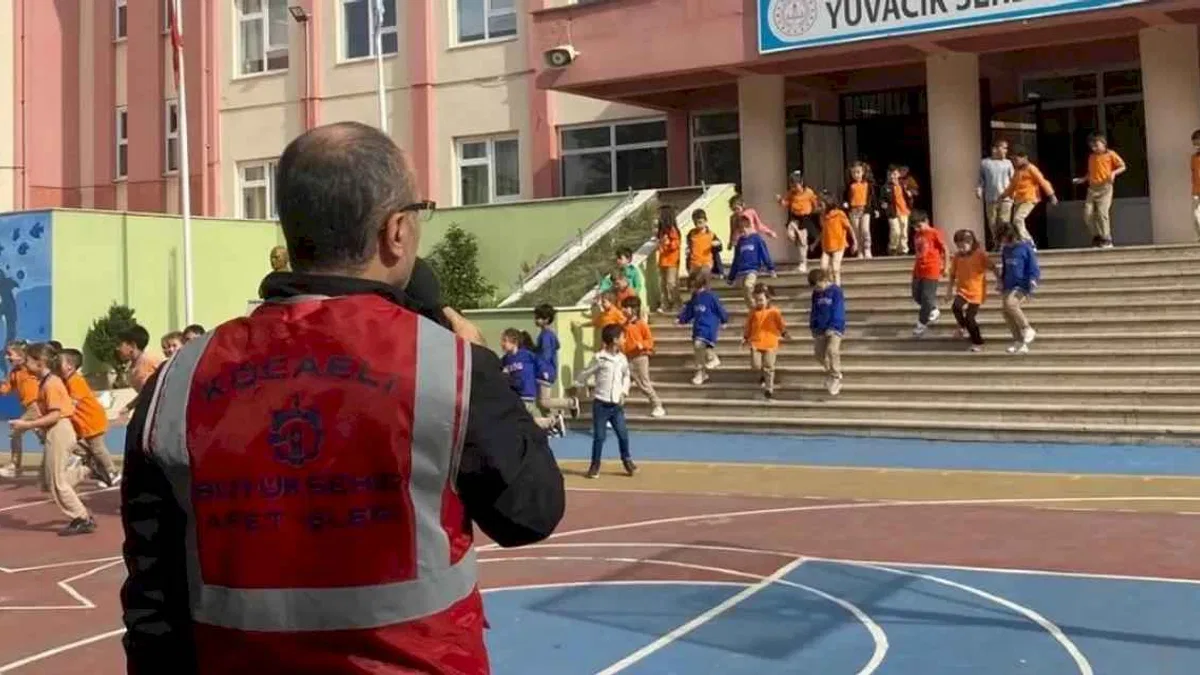 Kocaeli Büyükşehir'den okullarda deprem tatbikatı
