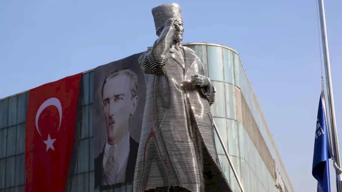 Bursa Kent Meydanı'nda 'Atatürk Heykeli'