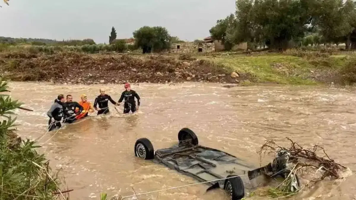 Foça’da yağış rekoru kırıldı! Ekipler seferber!