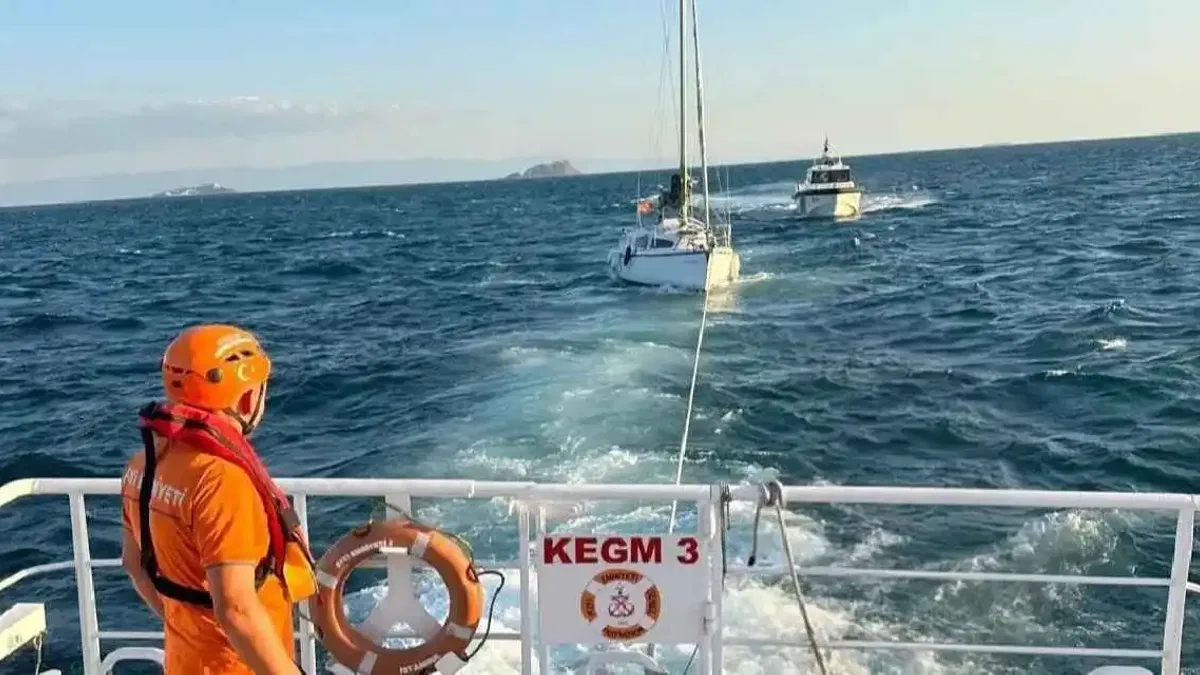 Moda açıklarında sürüklenen tekne kurtarıldı