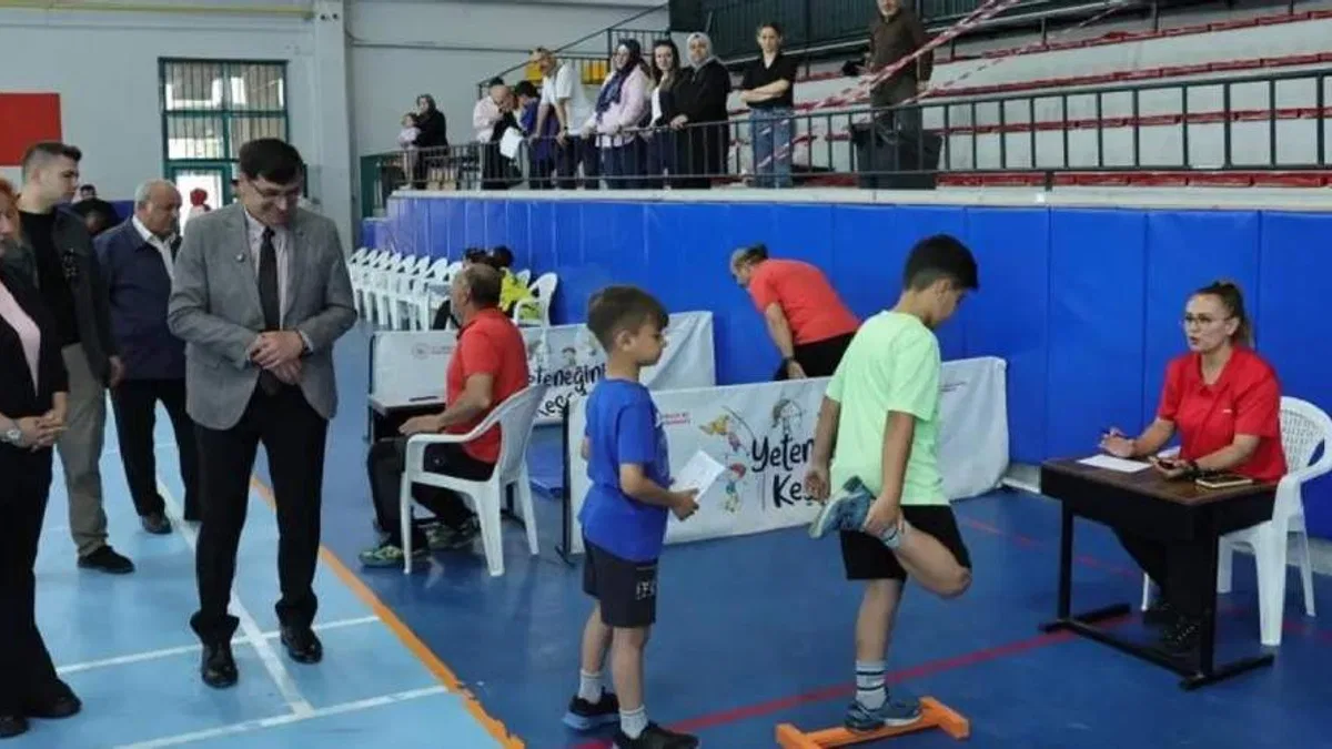 Kütahya'da Başkan Kahveci’den Spor Ortaokulu ve Lisesi’ne ziyaret