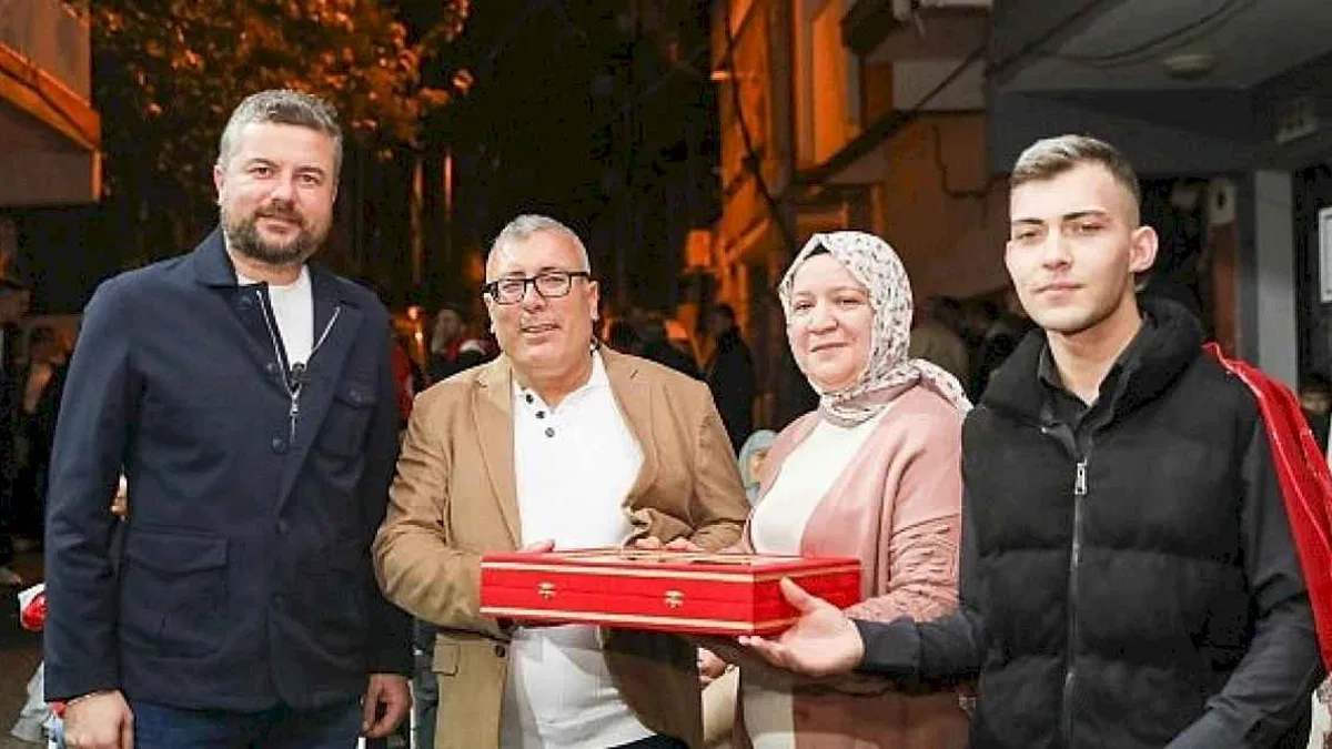 Başkan Görkem Duman'dan asker gence bayrak sürprizi