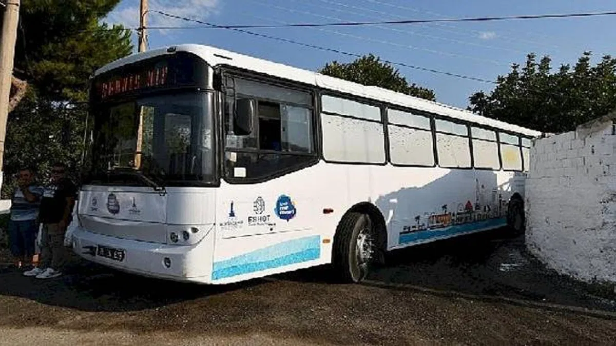 İzmir Büyükşehir Belediyesi Seferihisar'a otobüs hibe etti