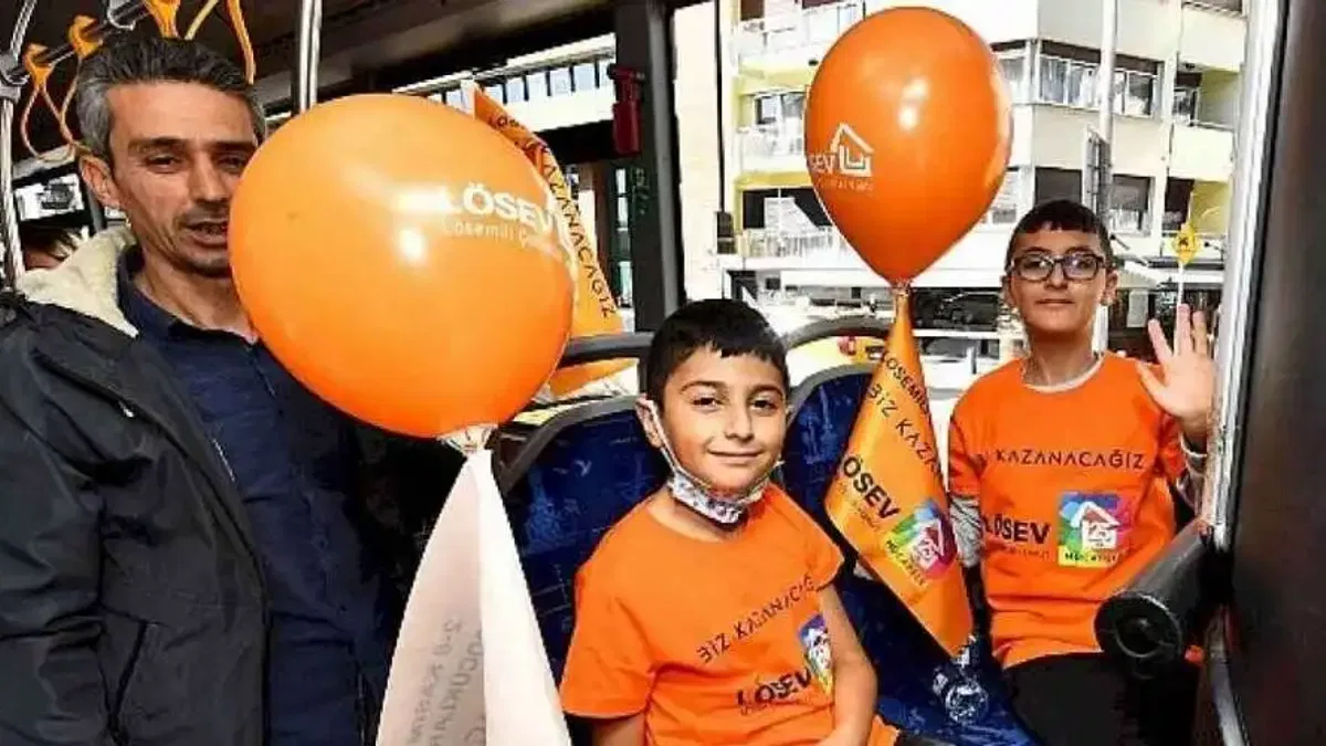 Lösemili çocuklar için renkli otobüs turu