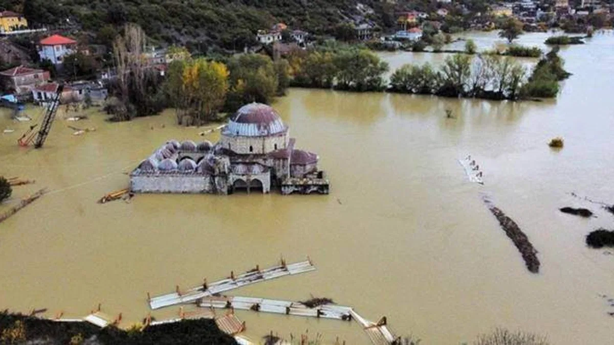 Arnavutluk'taki sel felaketinde, restorasyondaki Kurşunlu Camisi de sular altında kaldı