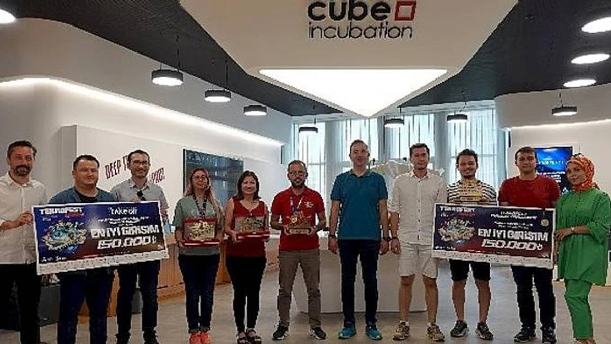 Teknopark İstanbul'un kuluçka merkezi Cube Incubation'un girişimcilerine TEKNOFEST Ankara'da ödül