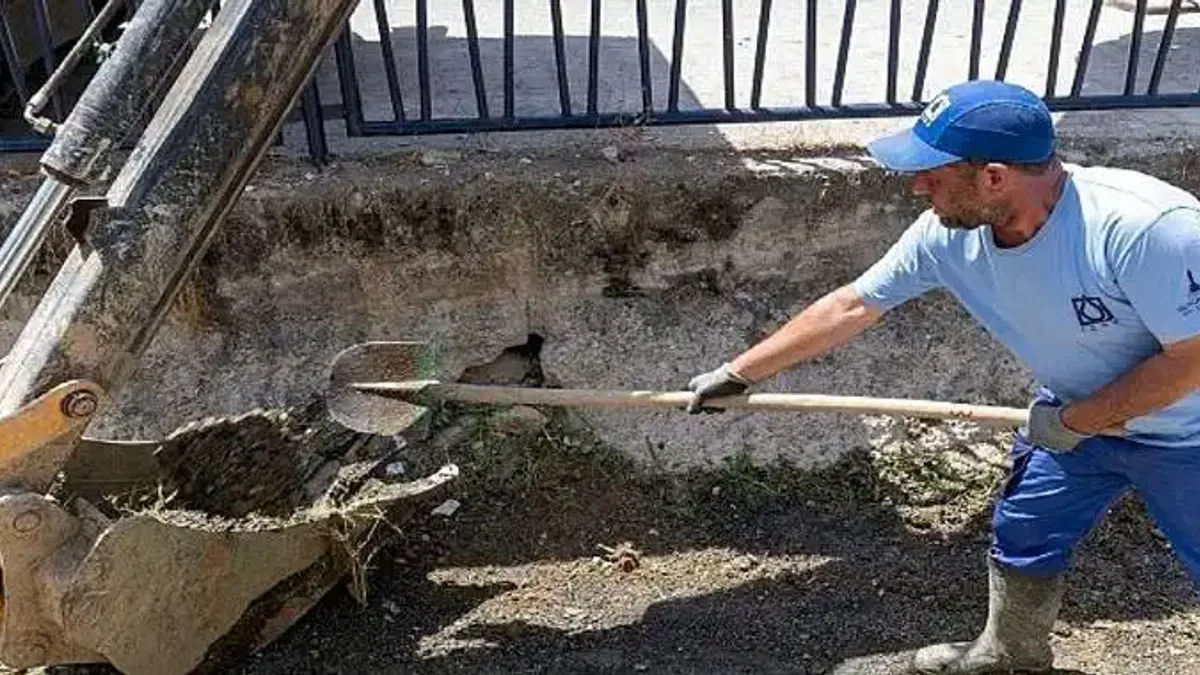 Dikili'deki Sülüklü Deresi temizlendi